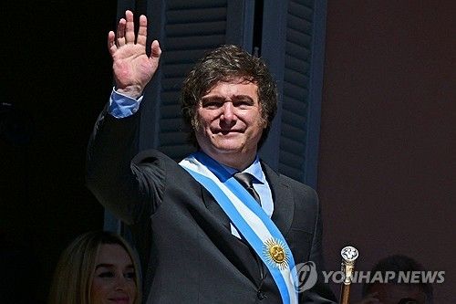 (AFP=연합뉴스) 지난 10일 취임한 하비에르 밀레이 아르헨티나 대통령. 2023.12.24.