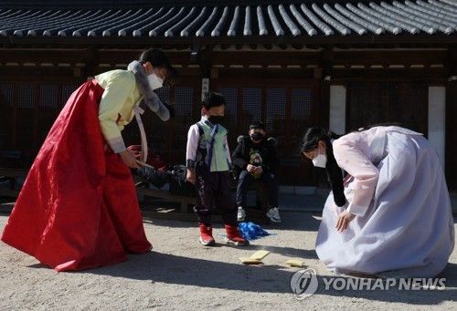 서울 중국 남산골한옥마을에서 설 연휴 즐기는 사람들