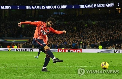 만회골 넣는 에버턴의 안드레 고메스