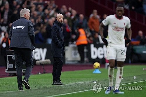 씁쓸한 표정의 맨유 에릭 텐하흐(가운데) 감독