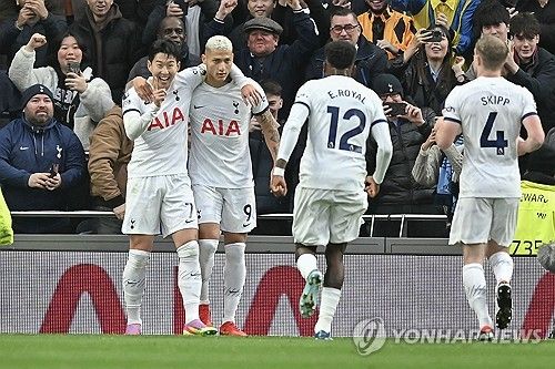 골 넣고 동료들과 기쁨 나누는 손흥민