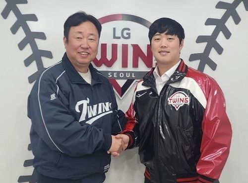 차명석 LG 트윈스 단장(왼쪽)과 함덕주