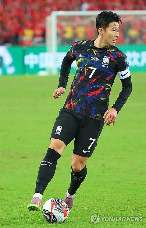 패스할 곳 찾는 손흥민