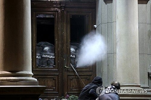 시위대 진압하는 경찰