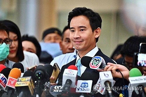 헌재 출석한 피타 림짜른랏 전진당 대표