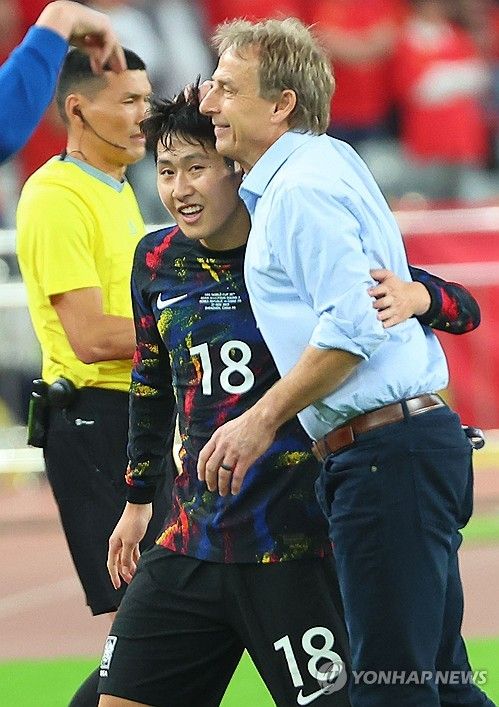 감독 품에 안긴 이강인