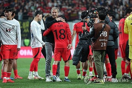 지난 10월 튀니지전 승리를 마치고 선수들을 격려하는 클린스만 감독