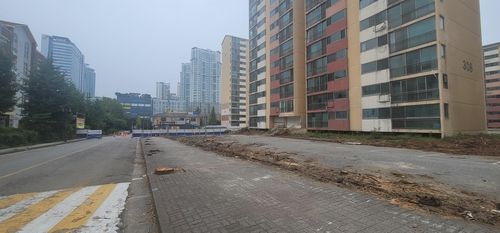 주민 이주를 마치고 공사 착수가 임박한 느티마을 3단지