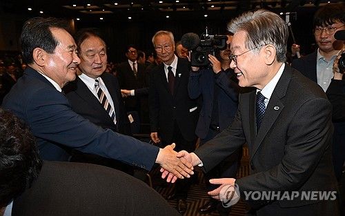 정세균 전 국회의장과 인사 나누는 이재명 대표