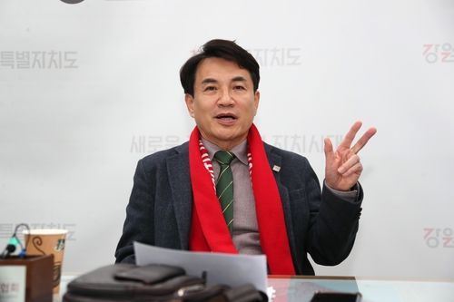 김진태 강원도지사가 26일 기자간담회에서 현안을 설명하고 있다. [강원도 제공·재판매 및 DB 금지]