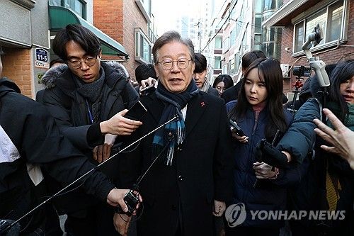 취재진 질문 듣는 이재명 대표
