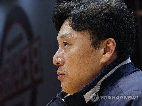 인터뷰하는 이승엽 두산 감독