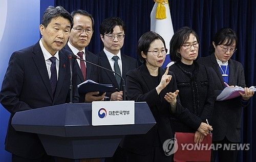 2028 대학입시 변화 관련 질문에 답하는 이주호 부총리