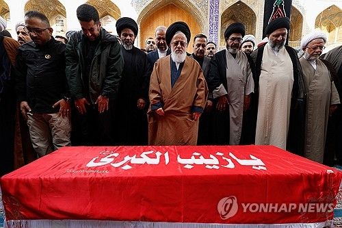 27일(현지시간) 이라크에서 열린 혁명수비대 장성 라비 무사비 장례식에 참석한 추모객들