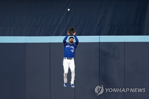 뜬공 수비하는 키어마이어