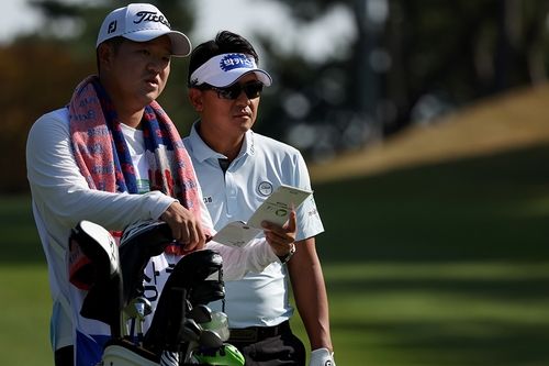 박상현과 코스 공략을 의논하는 캐디 이동연.