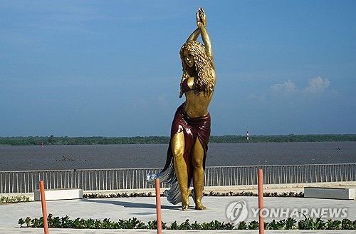 콜롬비아 바랑키야에 세워진 6.5ｍ 샤키라 동상