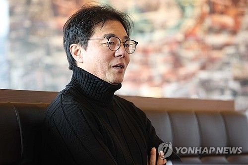 인터뷰하는 황선홍 감독