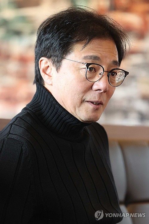 인터뷰하는 황선홍 감독