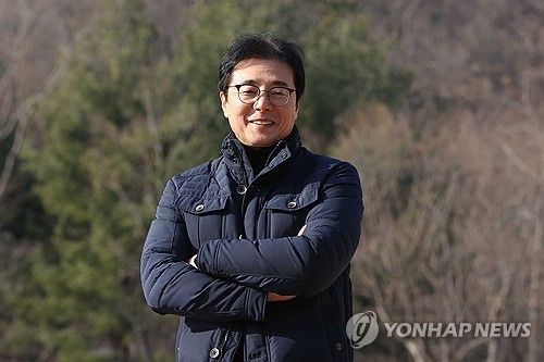 포즈 취하는 황선홍