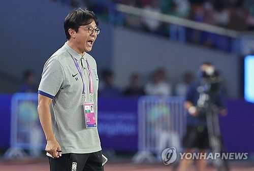 작전 지시하는 황선홍 감독