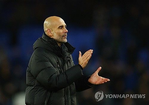 선수들을 격려하는 맨시티의 페프 과르디올라 감독
