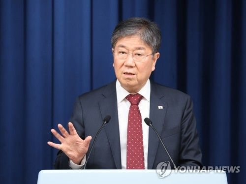 대통령실 인적 쇄신 발표하는 김대기 비서실장