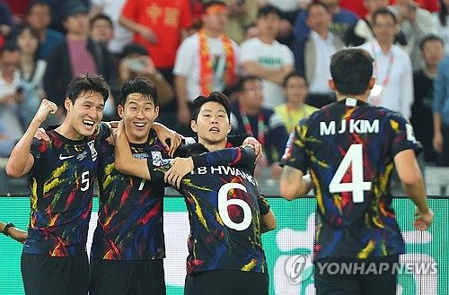 '멀티골' 손흥민, 기쁨은 팀 동료들과 함께