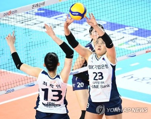 IBK기업은행 세터 폰푼(오른쪽)