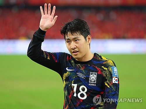 이강인, 경기 중 팬들에게 인사하는 여유