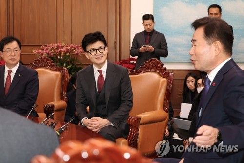 대화 나누는 김진표 국회의장-한동훈 비대위원장