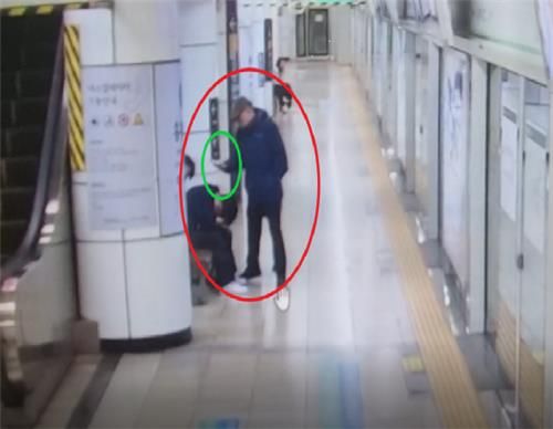 서울 지하철 2호선 홍대입구역 승강장에서 A씨가 피해자 휴대폰을 훔치는 모습