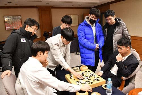 대국 후 신진서(가운데) 등 양국 선수들이 복기하고 있다.