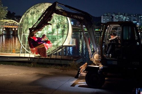 '룩앳미 터치미 키스미'의 한 장면