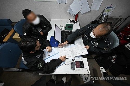 해경 조사받는 중국어선 선장