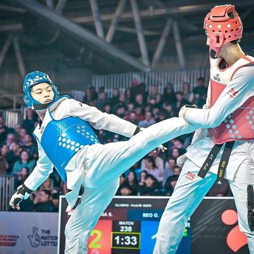 공격 시도하는 서건우(왼쪽)