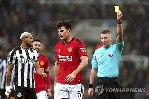 옐로카드를 받은 해리 매과이어