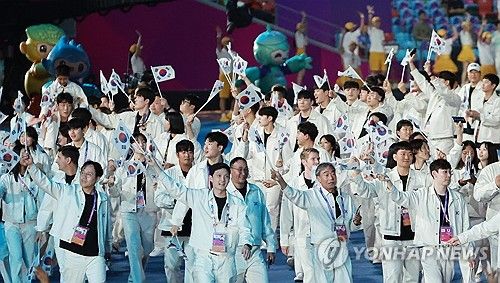 태극기 흔들며 인사하는 대한민국 선수단