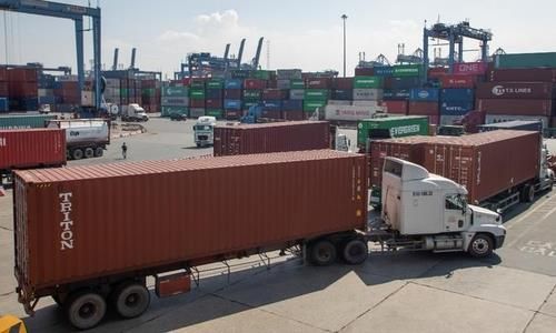 호찌민시의 화물 터미널에서 이동중인 컨테이너 트럭들 