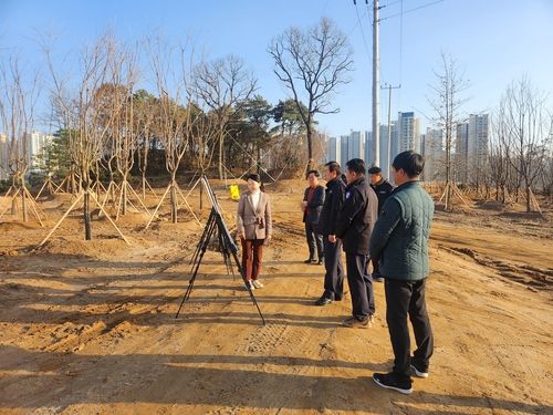시민의 숲 조성 현장 찾은 조길형 충주시장