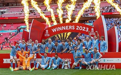 올해 FA컵 우승을 자축하는 맨시티 선수들