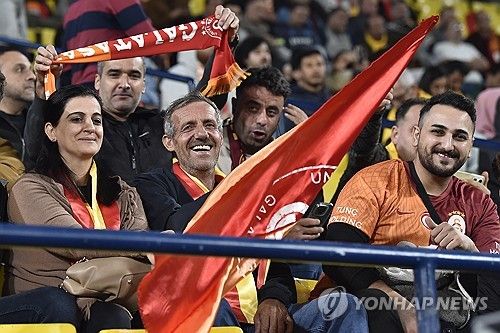 경기 기다리는 터키 축구 팬들