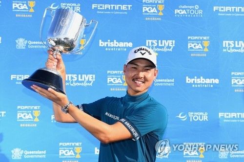 호주골프투어 PGA 챔피언십서 우승 트로피 들어 올리는 이민우