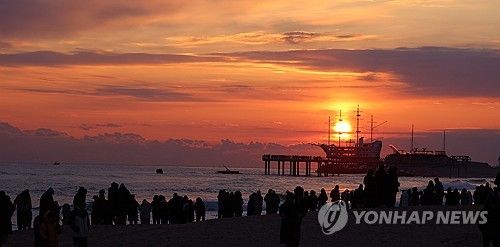 일출 명소 정동진 찾은 해맞이 관광객