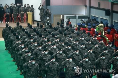 경례하는 장병들