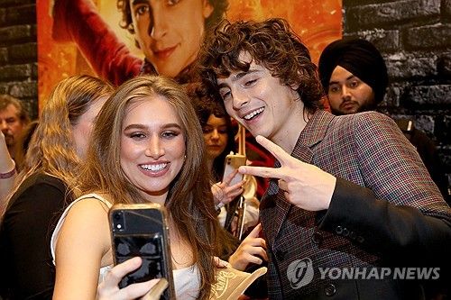 캐나다 영화관에서 관객과 사진 찍는 '웡카' 배우 티모테 샬라메(오른쪽) 