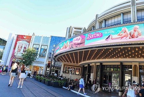 영화 '바비' 포스터가 걸린 LA의 한 영화관