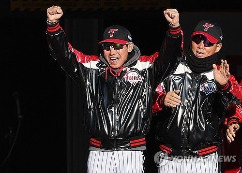 기뻐하는 염경엽 감독