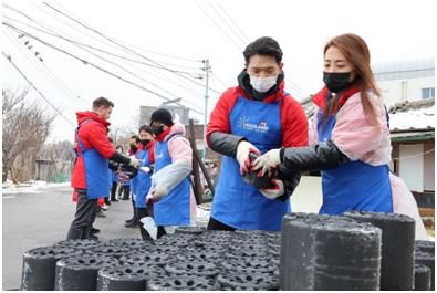 이순규 대표와 직원들 연탄 봉사