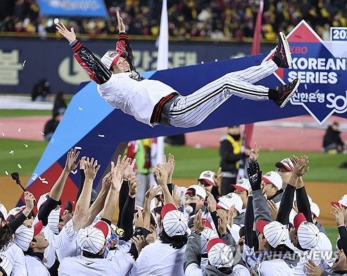 염경엽 감독 헹가래 치는 LG 트윈스